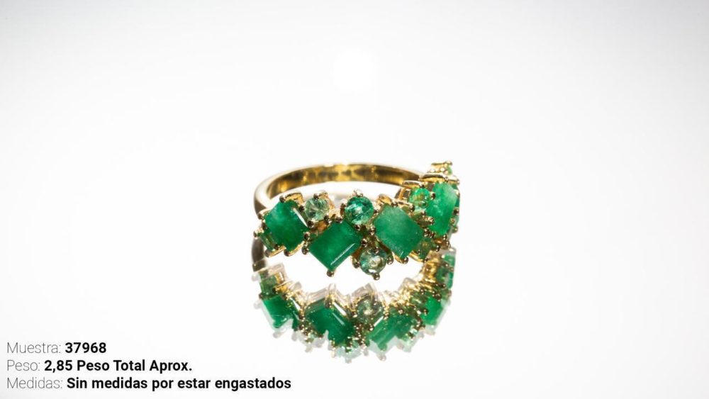 Anillo de Oro Amarillo con Piedras Verdes - Image 5